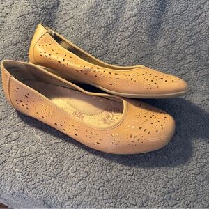 Earth Spirit Tan Women's Ballet Flats with Elegant Cutout Design Sz 10